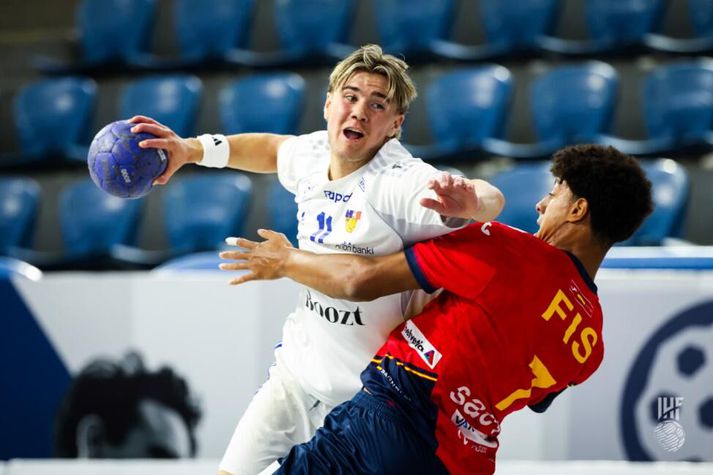 Andri Erlingsson sækir að spænsku vörninni í sigrinum sem kom Íslandi í 8-liða úrslitin.