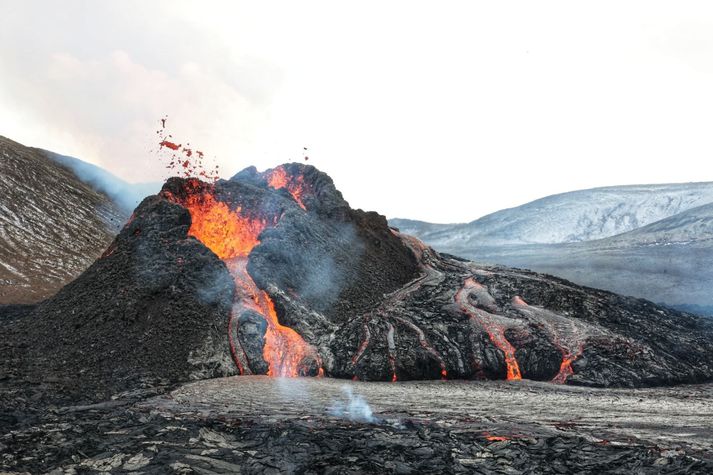 Þúsundir hafa lagt leið sína að gosstöðvunum í Geldingadölum síðustu sólarhringa, en vika er í kvöld liðin frá því að gos hófst. Myndin er tekin á fimmta tímanum og virðist vera sem að flæðið úr gígnum sé eitthvað að breytast.