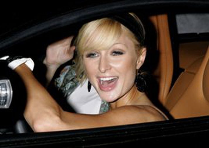 Paris Hilton hress og kát við stýrið. Hún er eflaust ekki eins ánægð þessa dagana þar sem hún keyrir líklega ekki um sjálf lengur.