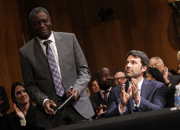 Denis Mukwege er hér ásamt bandaríska leikaranum Ben Affleck þegar hann hlaut önnur verðlaun fyrr á þessu ári.