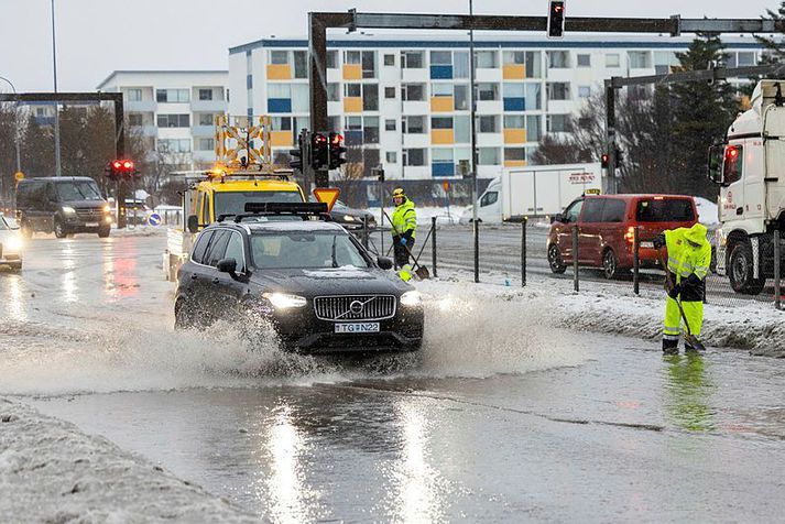 Vatnselgurinn er ekki það eina sem veldur ökumönnum í Reykjavík vandræðum í dag.