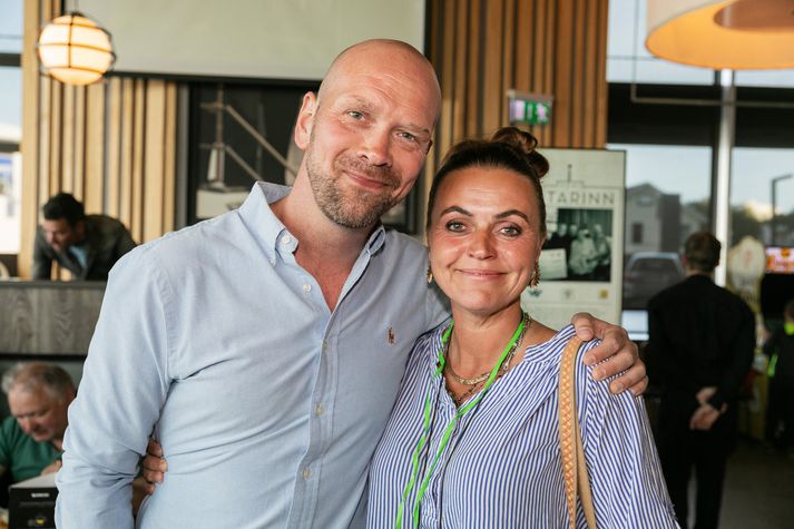 Jóhannes Ásbjörnsson, eigandi Fabrikkunnar, ásamt Steinunni Ólínu Þorsteinsdóttur, eiginkonu Stefáns Karls.