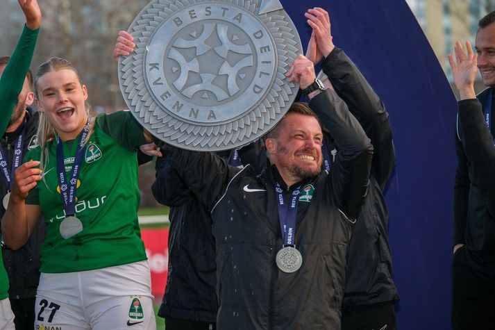Nic Chamberlain, þjálfari Blika, fagnar Íslandsmeistaratitilinum.