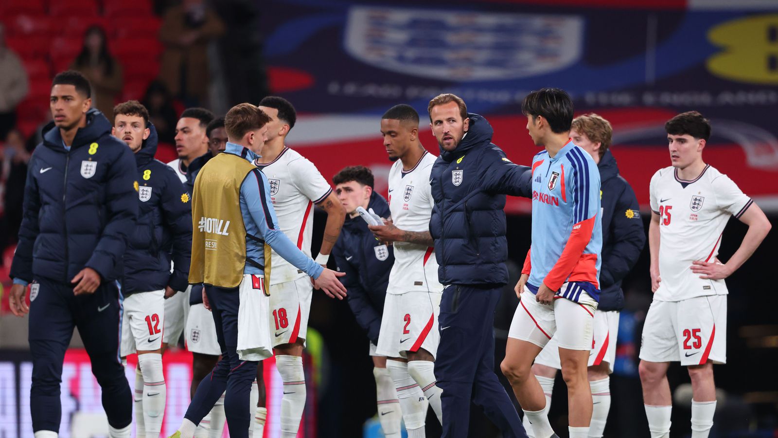 Baulað á enska lands­liðið eftir sögu­legt tap