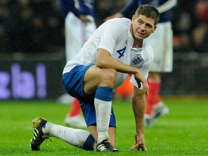 Steven Gerrard sést hér eftir að hann meiddist í gær.