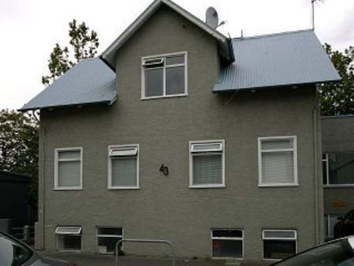Grettisgata 43, þar sem árásin átti sér stað.