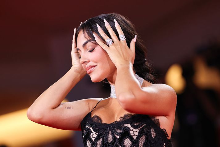 Georgina Rodriguez skein skært á rauða dreglinum á alþjóðlegu kvikmyndahátíðinni í Feneyjum liðna helgi.