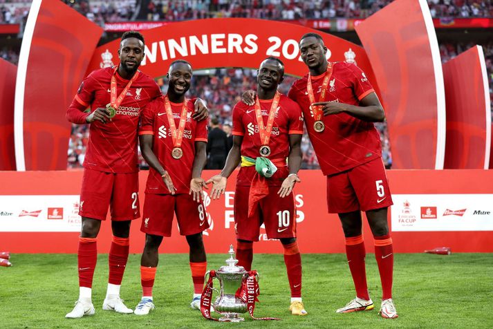 Liverpool mennirnir Divock Origi, Naby Keita, Sadio Mane og Ibrahima Konate með bikarinn eftir leik.