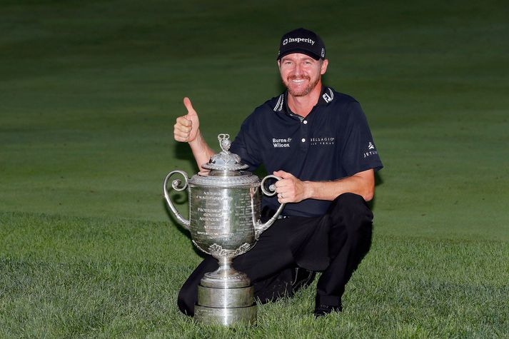 Jimmy Walker með sigurlaunin.