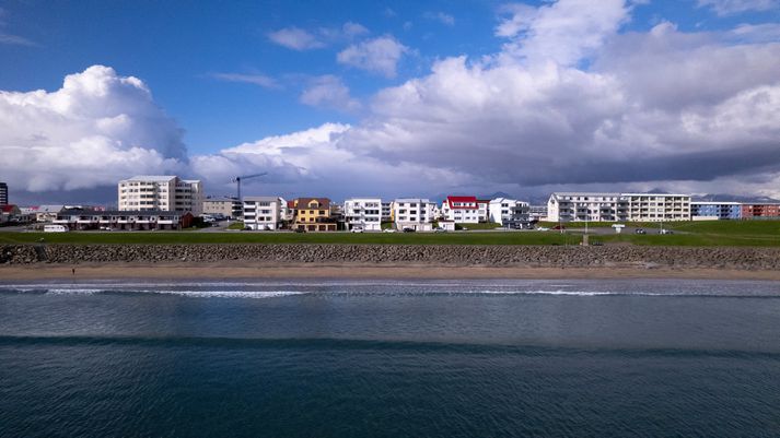 Maðurinn starfaði á leikskóla á Akranesi.