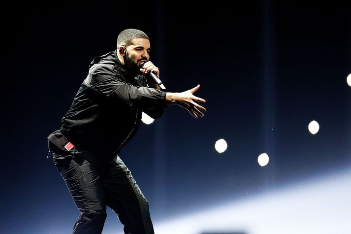 Drake á sviði.