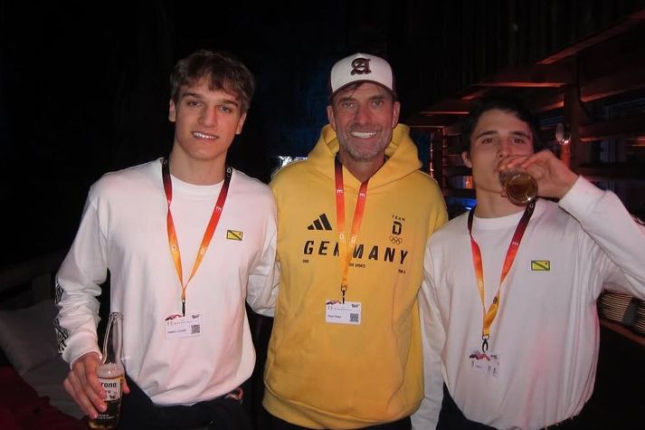 Falskir fulltrúar Mandostan hittu Jurgen Klopp í einu partýinu. 