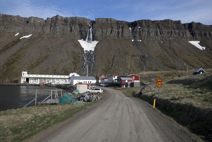 Djúpavík tilheyrir Árneshreppi, fámennasta sveitarfélagi landsins.