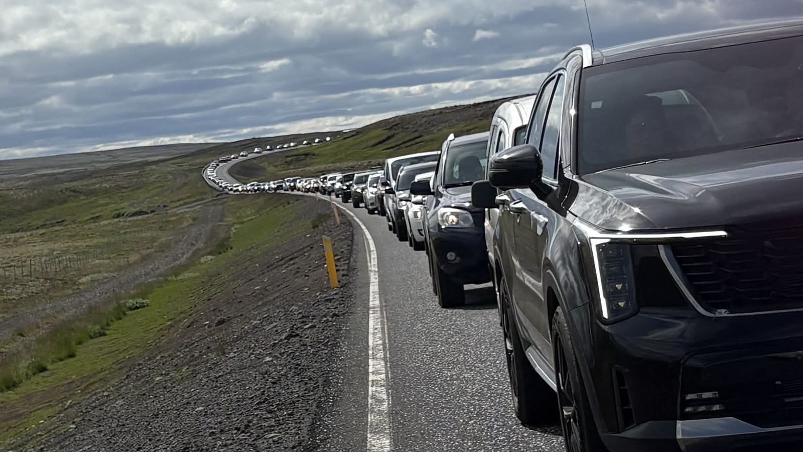 Bíll við bíl að Þing­völlum og um­ferð hreyfist hægt