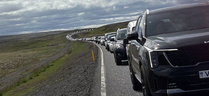 Svona er bílaröðin á Þingvallaleiðinni, myndin var tekin á þriðja tímanum í dag.