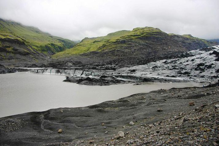 Myndin sýnir glögglega hvar jökulsporðurinn rís þar sem hann skagar út í lónið.
