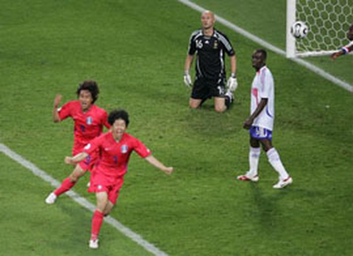 Park Ji-Sung og Ahn Jung-Hwan fagna marki Park. Fabien Barthez og Claude Makelele eru leiðir
