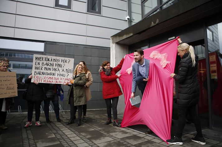 Frá samstöðufundi ljósmæðra sem efnt var til  fyrir utan húsnæði ríkissáttasemjara fyrir síðasta samningafund. Búið er að boða til annars samstöðufundar í dag klukkan 13 þegar fundur í kjaradeilunni hefst.