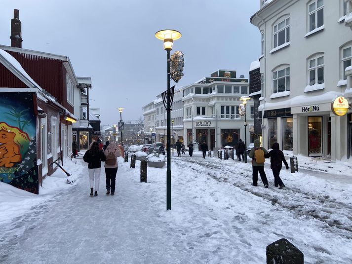 Mikið hvassviðri verður á landinu í upphafi viku og veður fer enn kólnandi fram að jólum.