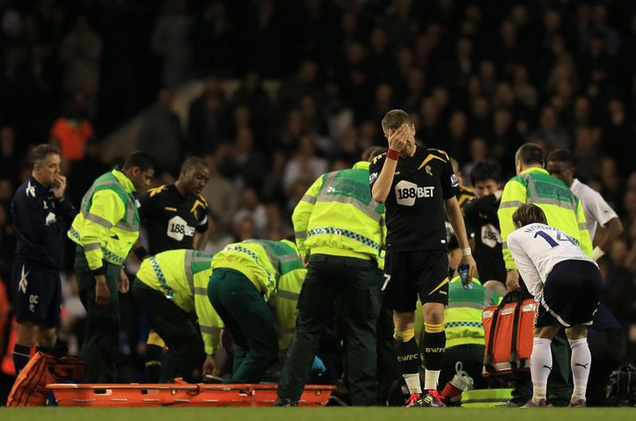 Fabrice Muamba, leikmaður enska úrvalsdeildarliðsins Bolton, berst enn fyrir lífi sínu á gjörgæslu á hjartadeild á sjúkrahúsi í London.