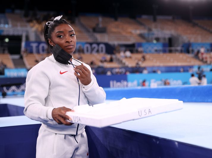 Um fátt hefur verið meira rætt undanfarin sólarhring en þá ákvörðun Simone Biles að draga sig úr keppni á Ólympíuleikanna í Tókýó.