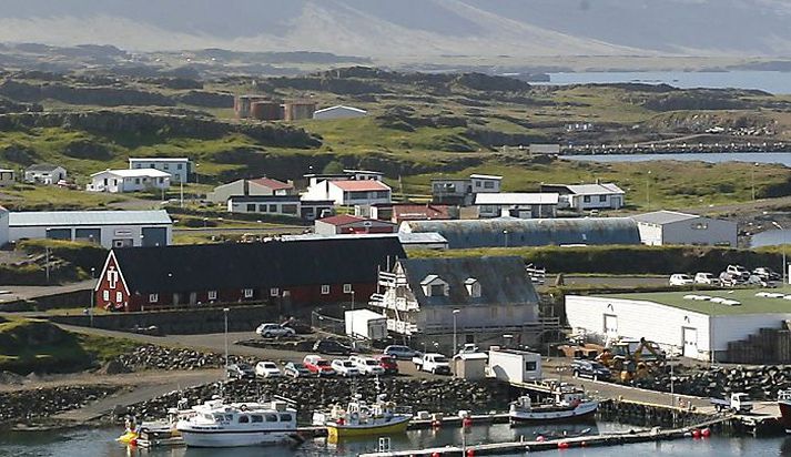 Djúpivogur Faktorshúsið er gráa húsið fremst.