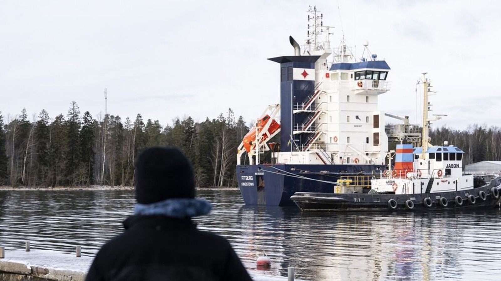 Rétta yfir rúss­neskum skip­stjóra sem sleit sæ­strengi við Finn­land