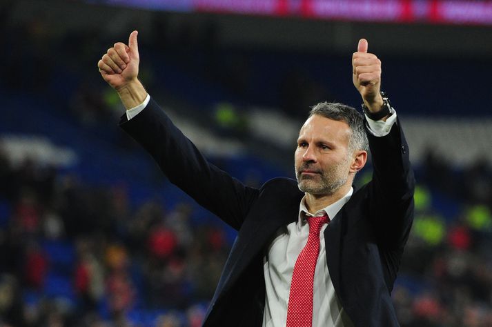 Giggs fagnar eftir sigurinn á Ungverjum í Cardiff.