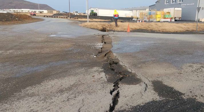 Starfsmenn Vegagerðarinnar hafa í dag kannað ástand vega við Grindavík, í því skyni að kortleggja góða leið fyrir varaaflstöð Landsnets út á höfn bæjarins.