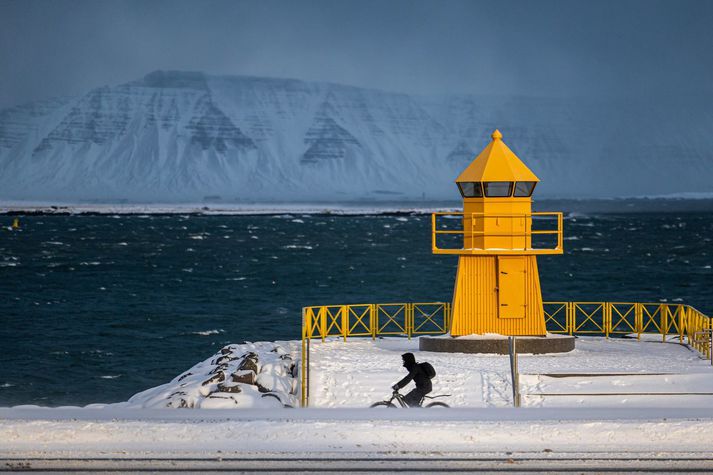Áfram er spáð éljagangi en líka bjartviðri.