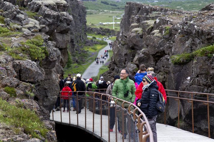 Fjölmargir þeirra ferðamanna sem koma til Íslands skoða Þingvelli.