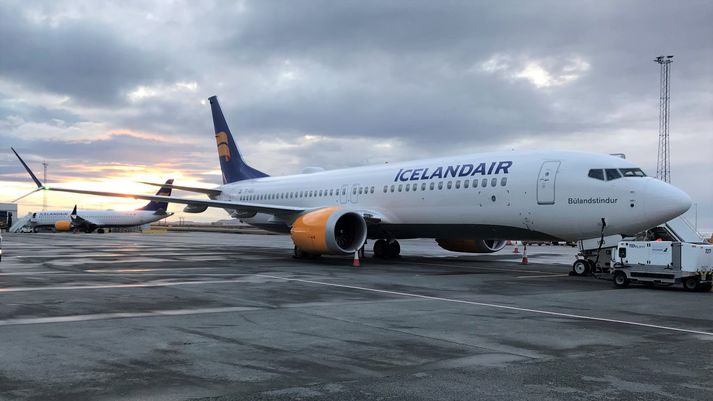 Tvær af MAX-vélum Icelandair við flugskýli á Keflavíkurflugvelli.. Mývatn er fjær en Búlandstindur nær.