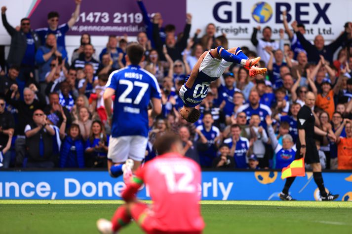 Omari Hutchinson fagnar seinna marki Ipswich Town með heljarstökki við mikinn fögnuð stuðningsmanna liðsins.