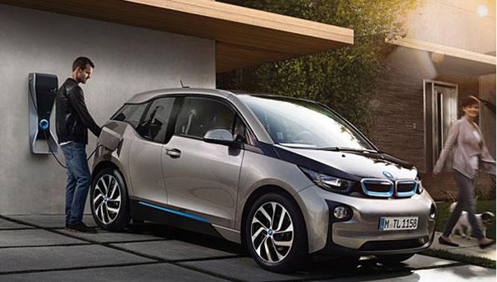 BMW i3 rafmagnsbíll hlaðinn.