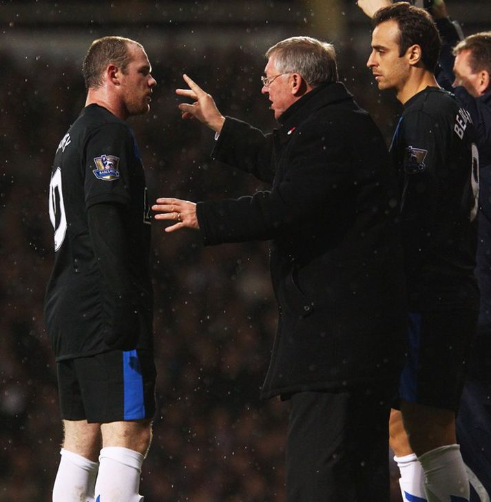 Rooney spjallar við Ferguson.