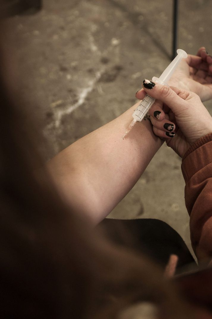 Konan fékk óhreina sprautunál lánaða og smitaðist af lifrarbólgu C.