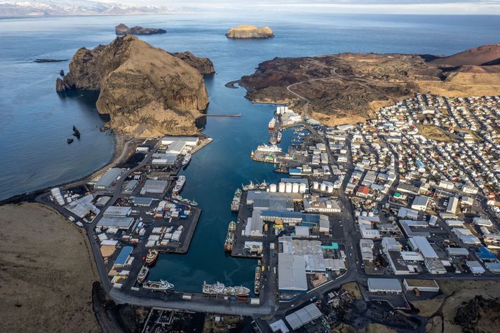 Huginn VE virðist hafa misst niður akkeri sem festist í vatnslögninni. Skipið var komið inn fyrir Klettsnef þegar atvikið átti sér stað.