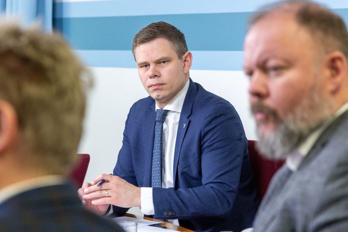 Vilhjálmur Árnason segir styttast í tilkynningu frá formönnum ríkisstjórnarflokkanna.