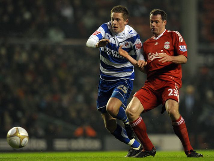 Jamie Carragher hjá Liverpool í baráttunni við Gylfa Þór Sigurðsson.