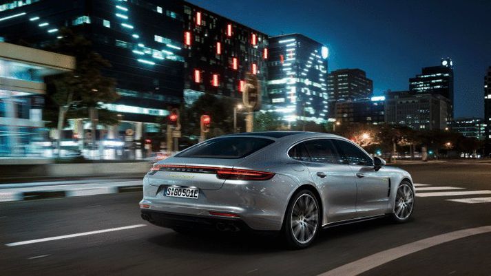 Porsche Panamera Turbo S E-Hybrid er sannarlega óvenjulegur fjölskyldubíll.