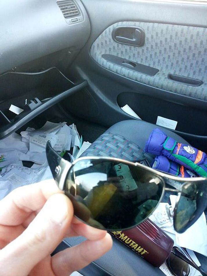 Sigurður Gíslason var alsáttur með nýju Ray Ban-sólgleraugun sem þjófurinn skildi eftir í bílnum hans.