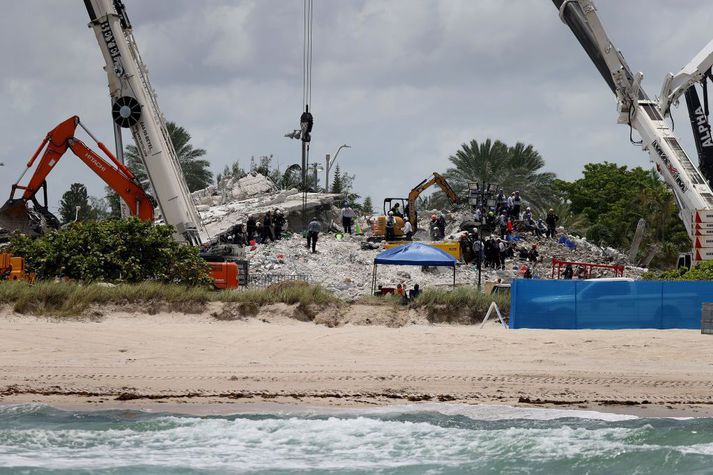 Niðurrifi fjölbýlishússins í Miami hafði verið flýtt þar sem óttast var að stormurinn gæti steypt eftirstandandi rústum um koll