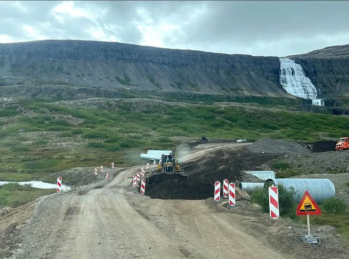 Frá vegagerð við fossinn Dynjanda. Stefnt er að því að bundið slitlag verði lagt á þennan kafla í næsta mánuði.