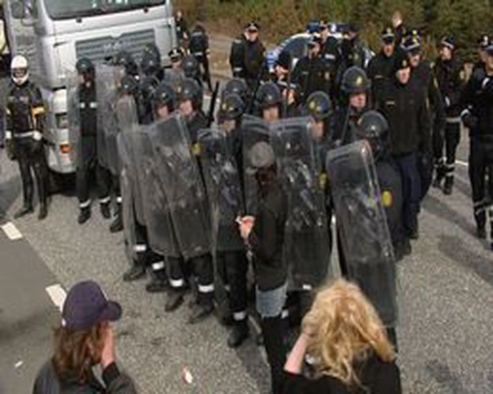 Lögreglan beitti piparúða og varnarskjöldum í fyrradag.