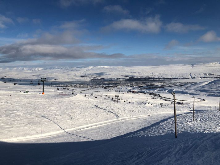 Hátt í fjögur þúsund manns lögðu leið sína í Hlíðarfjall á Akureyri í dag. 