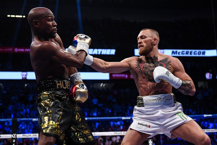 Conor McGregor reyndi sig við Floyd Mayweather í boxhringnum fyrir þremur árum.