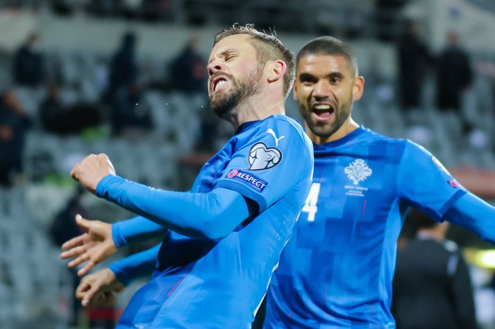 Hér má sjá tvo af bestu landsliðsmönnum Íslands árið 2020. Þá Gylfa Þór Sigurðsson og Guðlaug Victor Pálsson.