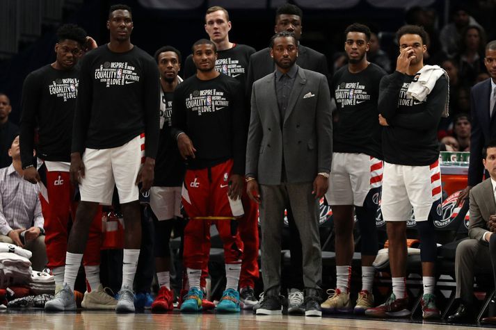 John Wall hefur verið jakkafataklæddur á leikjum Washington Wizards sem hann hefur mætt á síðan í ársbyrjun 2019.