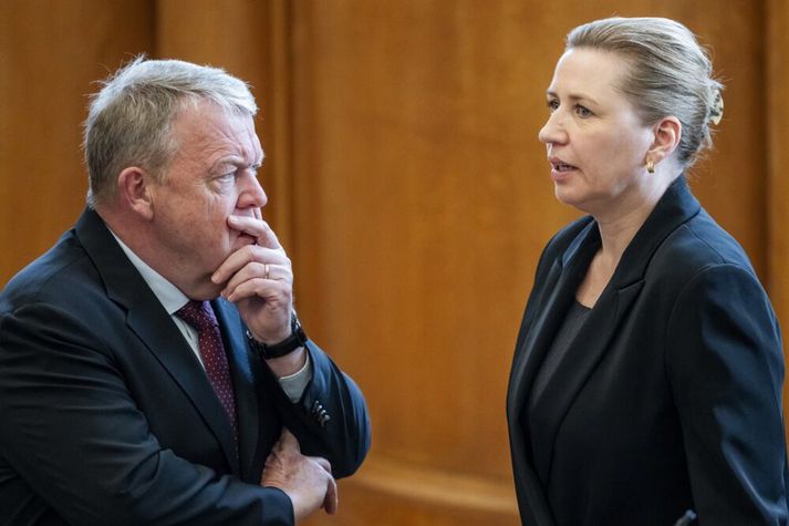 Mette Frederiksen (t.h.) og Lars Løkke Rasmussen (t.v.) þegar nýtt þing kom saman í fyrsta skipti eftir kosningar í dag.