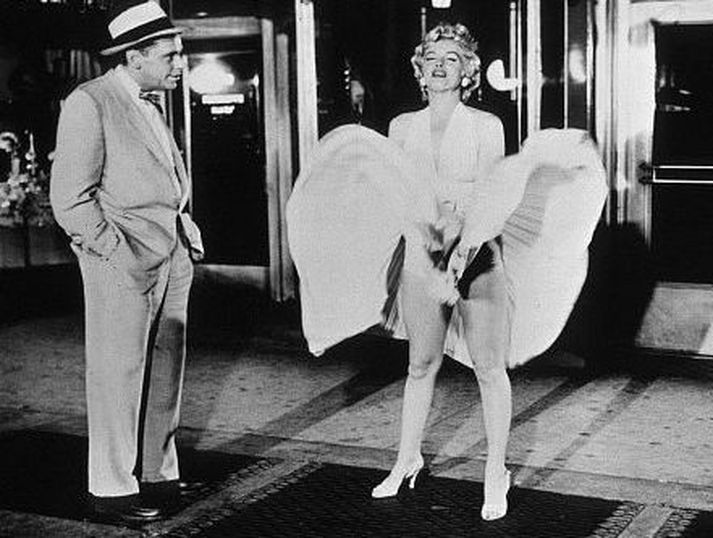 The Seven Year Itch skartaði þeim Marilyn Monroe, Tom Ewell og Evelyn Keyes í helstu aðalhlutverkum. Billy Wilder skrifaði handritið auk þess sem hann leikstýrði myndinni.